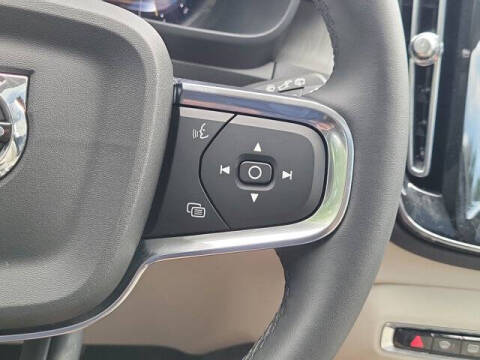 2024 Volvo XC40 B5 Ultimate Dark Theme