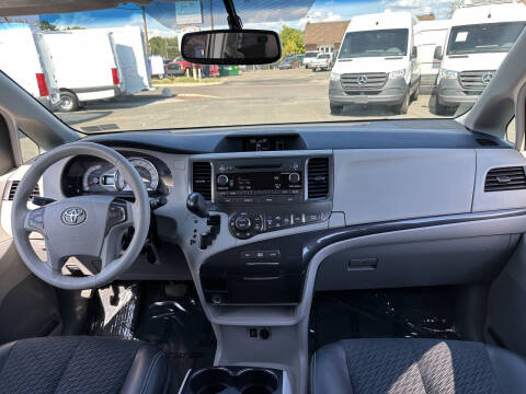 2014 Toyota Sienna SE 8-Passenger