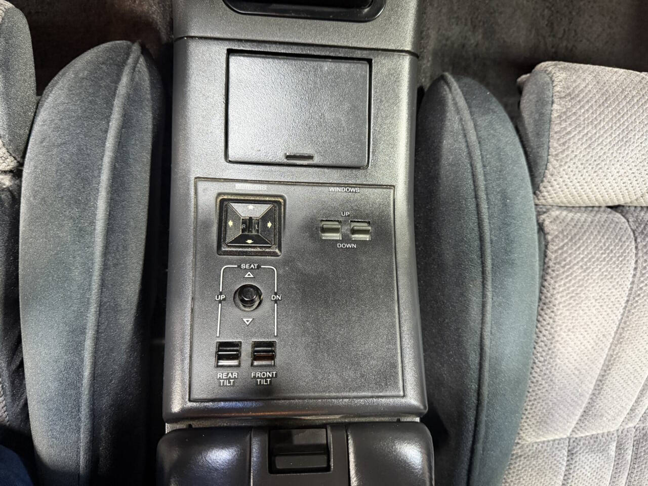 1988 Ford Thunderbird 29