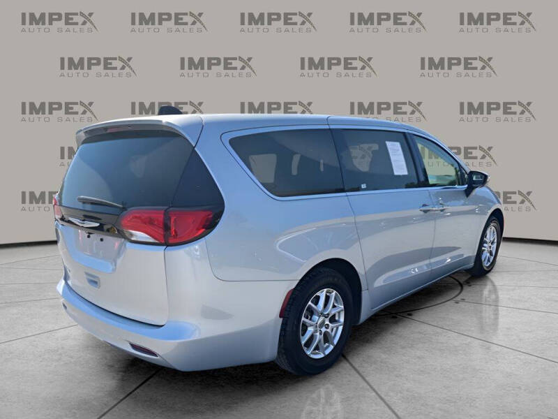 2023 Chrysler Voyager LX