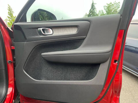 2023 Volvo XC40 B5 Plus Dark Theme