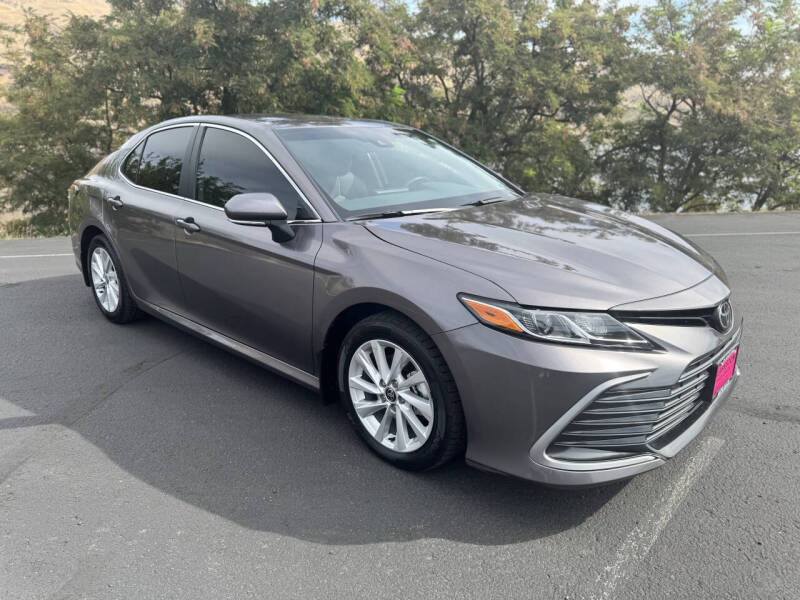 2024 Toyota Camry LE's photo