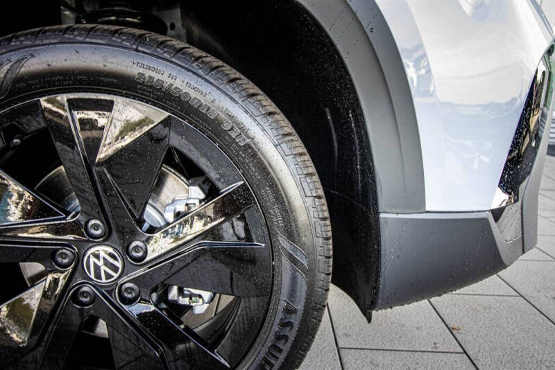 2026 Volkswagen Taos SE Black