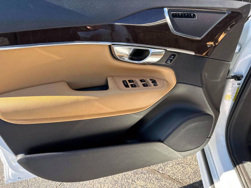 2017 Volvo XC90 T6 Momentum