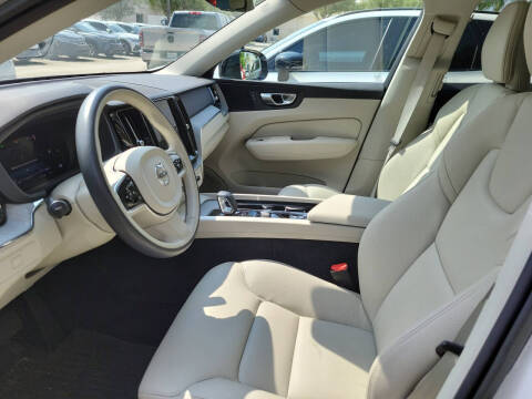 2023 Volvo XC60 B5 Plus Dark Theme