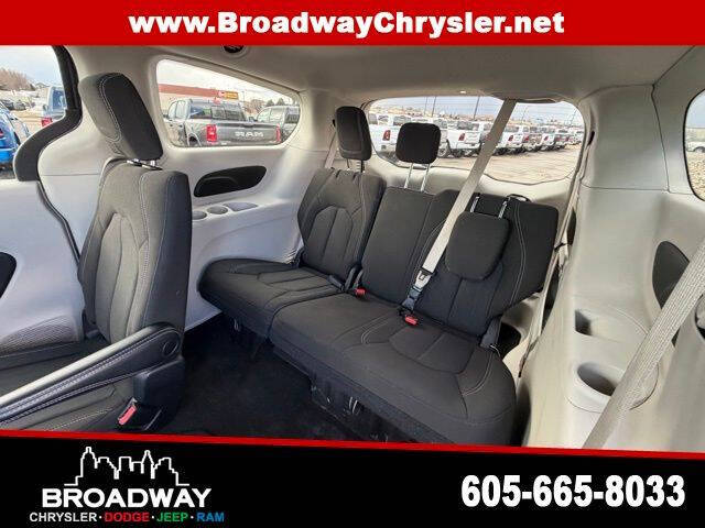 2023 Chrysler Voyager LX
