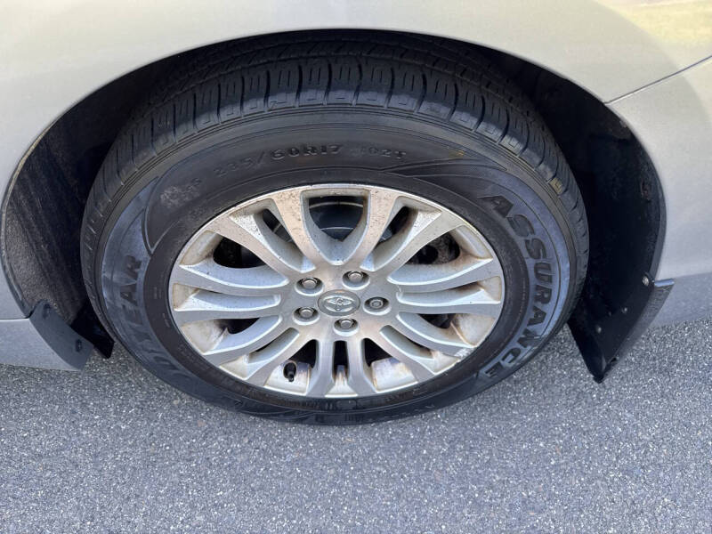 2017 Toyota Sienna XLE 7-Passenger Auto Access Seat