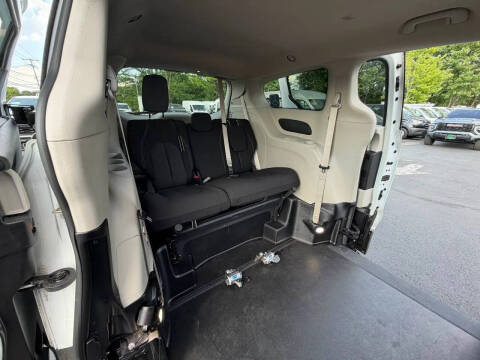 2022 Chrysler Voyager LX