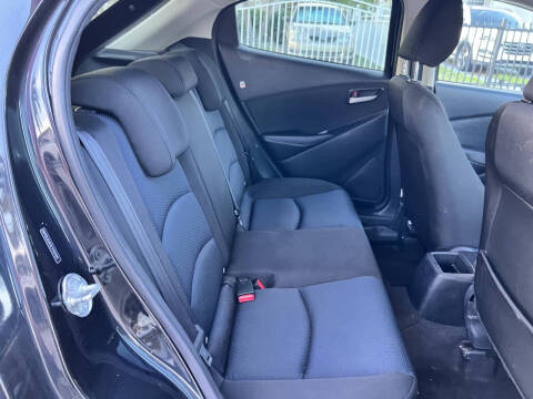 2020 Toyota Yaris Hatchback LE