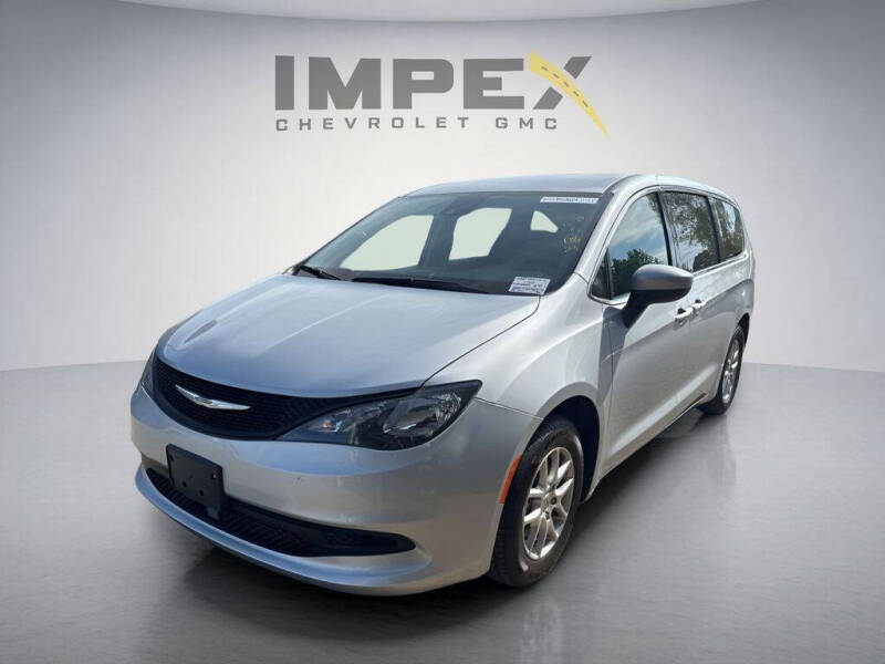 2023 Chrysler Voyager LX's photo