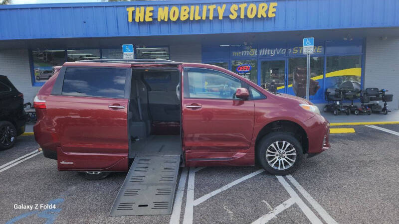 2019 Toyota Sienna XLE's photo