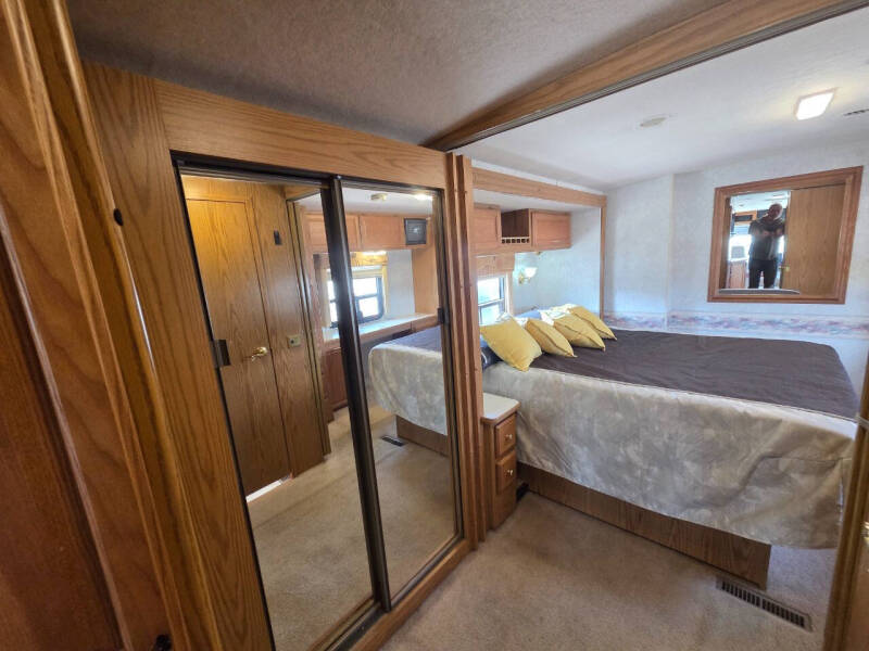 2000 Winnebago Adventure