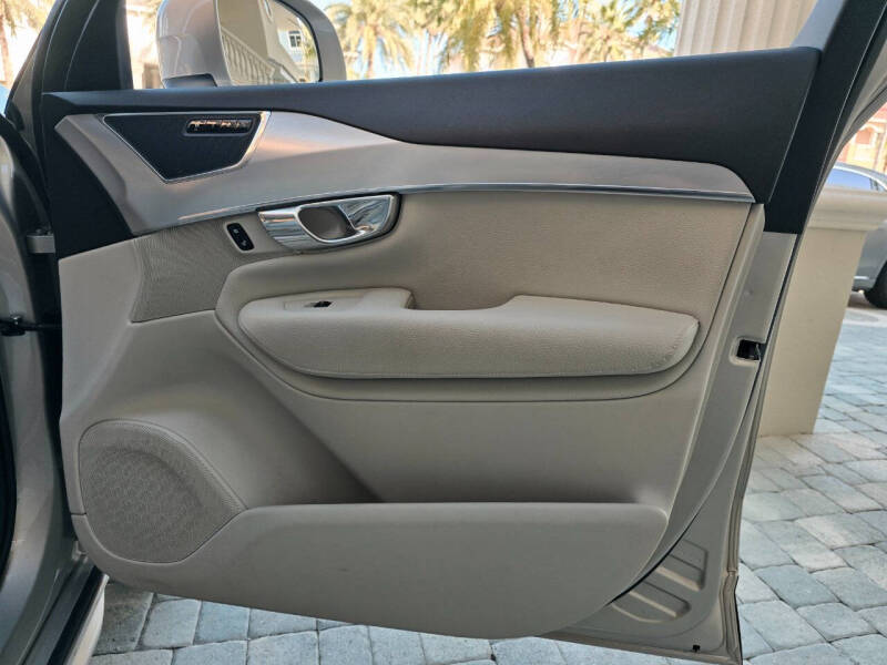 2016 Volvo XC90 T8 eAWD Momentum