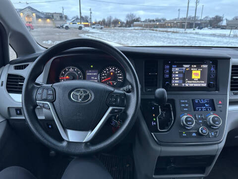 2017 Toyota Sienna LE 8-Passenger