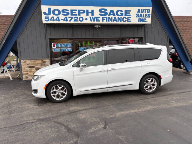 2020 Chrysler Pacifica Limited's photo