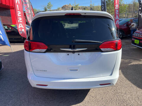 2023 Chrysler Voyager LX