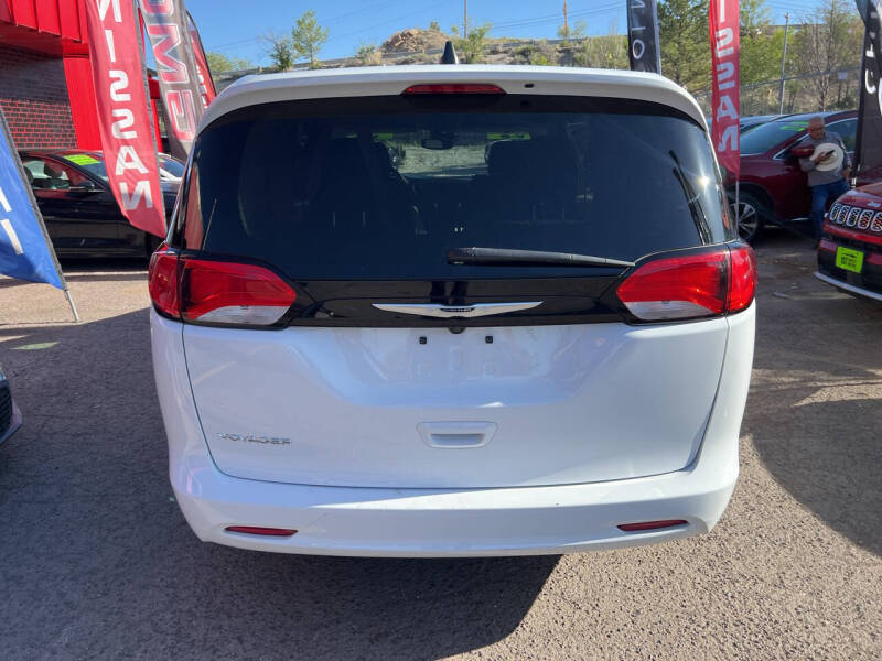 2023 Chrysler Voyager LX