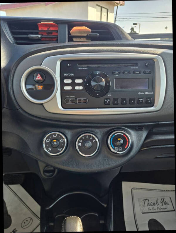 2012 Toyota Yaris 5-Door SE