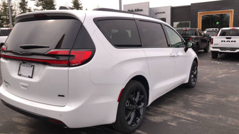 2026 Chrysler Pacifica Select