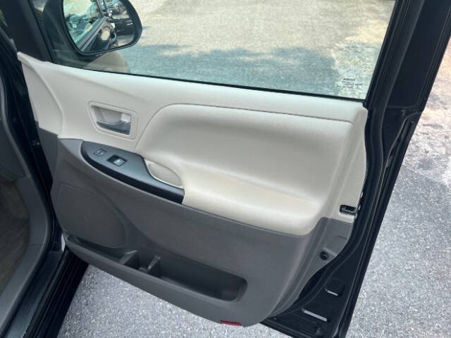 2017 Toyota Sienna LE 8-Passenger