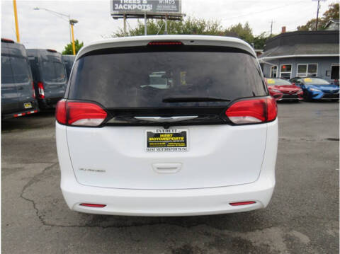 2022 Chrysler Voyager LX