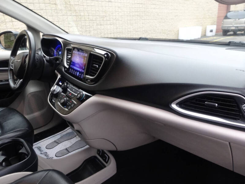 2017 Chrysler Pacifica Touring-L