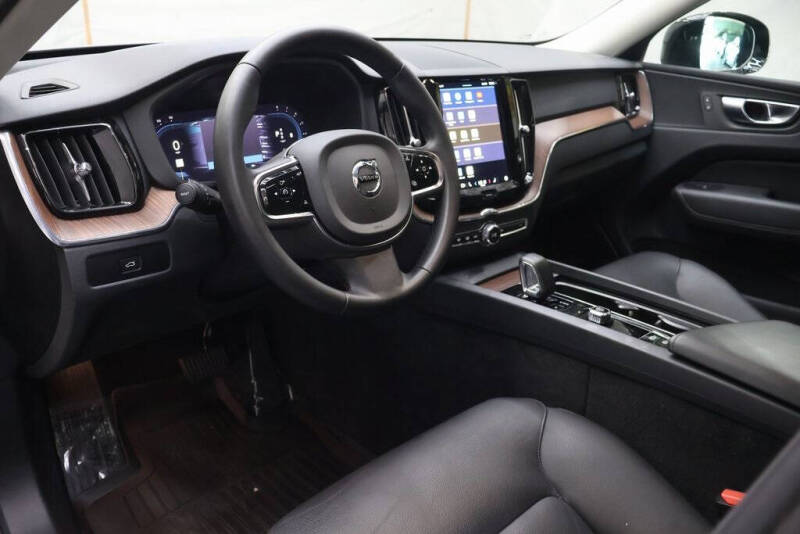 2024 Volvo XC60 B5 Plus Dark Theme