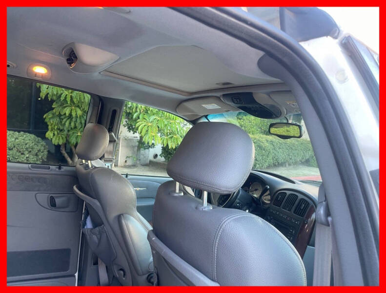 2004 Chrysler Town and Country Limited