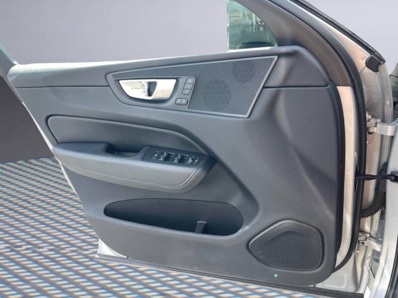 2024 Volvo XC60 B5 Core Dark Theme