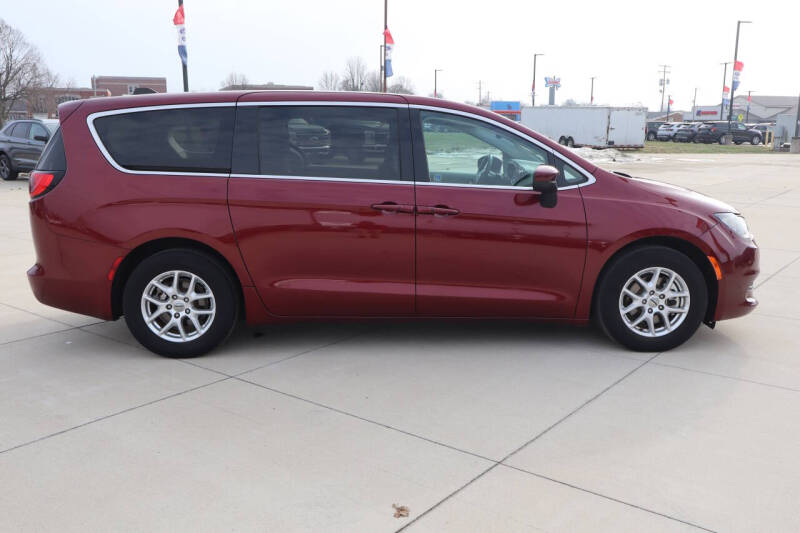 2023 Chrysler Voyager LX