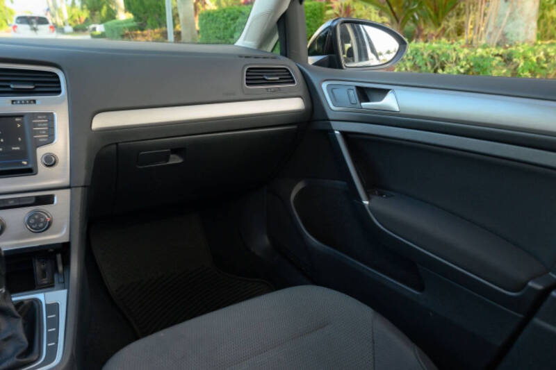 2017 Volkswagen Golf TSI S