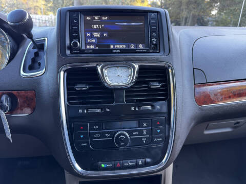 2013 Chrysler Town and Country Touring