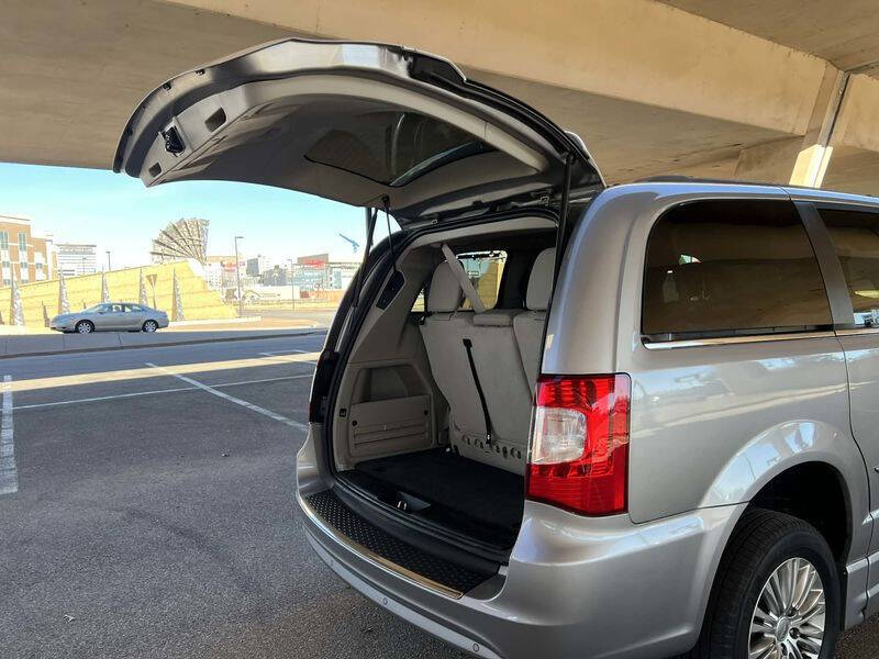 2016 Chrysler Town and Country Touring-L