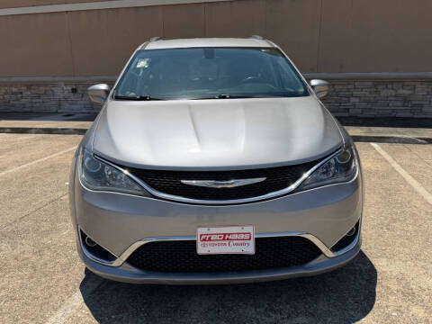 2017 Chrysler Pacifica Touring-L