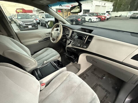 2011 Toyota Sienna LE 8-Passenger