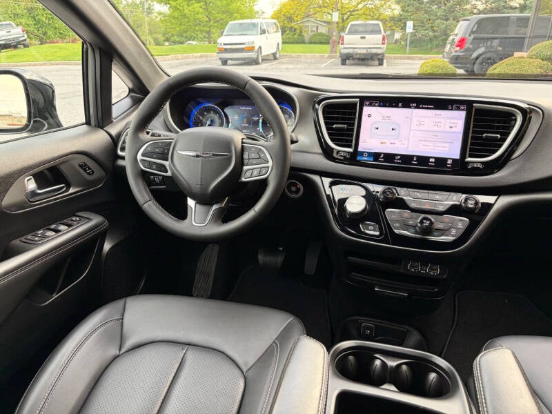 2025 Chrysler Pacifica Select
