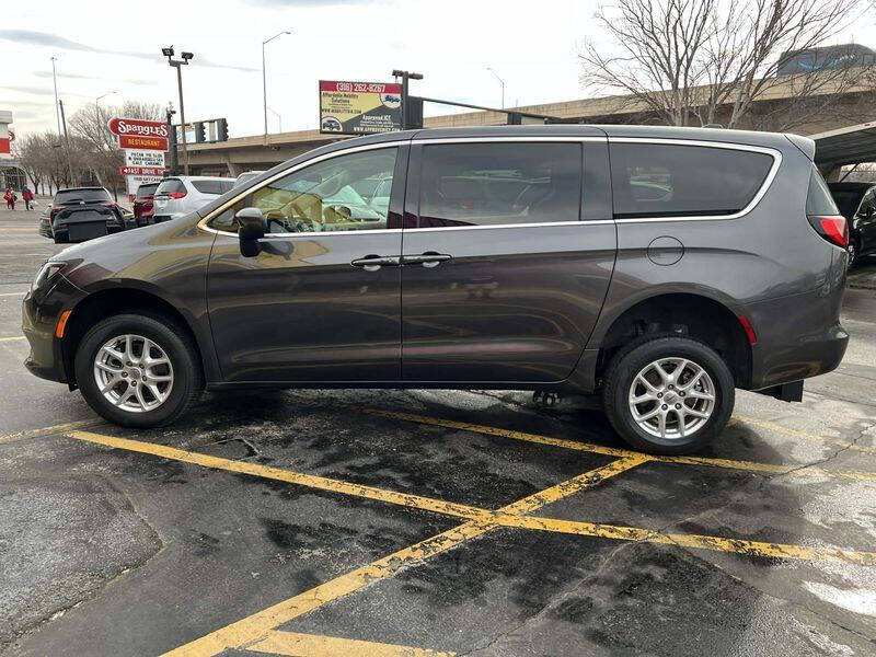 2022 Chrysler Voyager LX