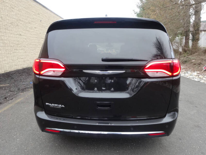 2017 Chrysler Pacifica Touring-L