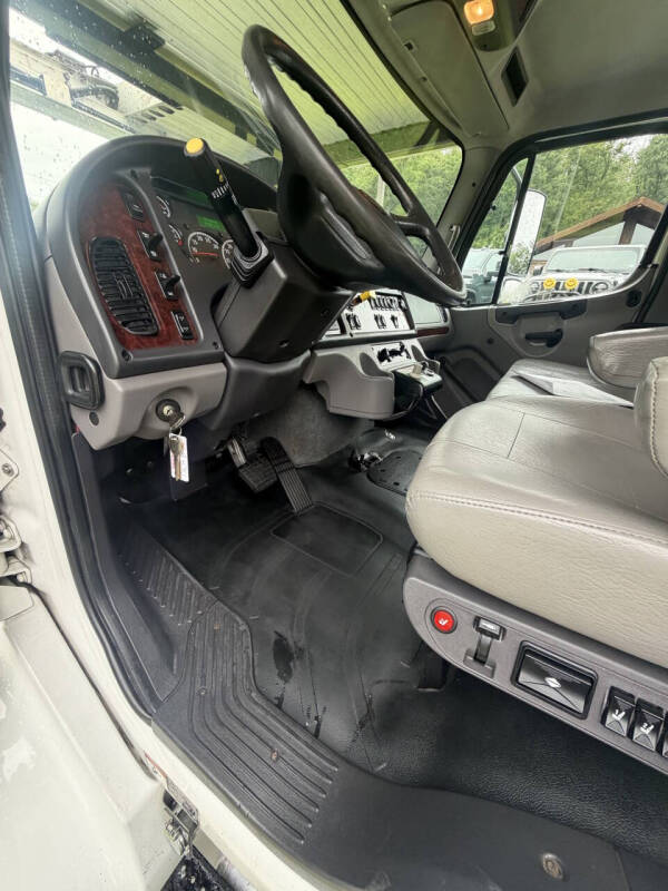 2019 Freightliner Business class M2