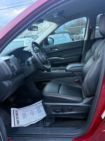 2023 Nissan Pathfinder SL