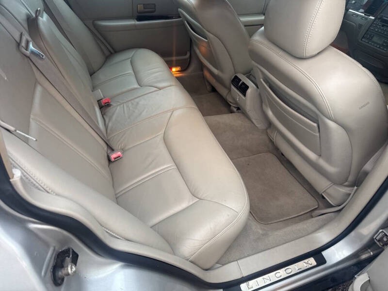 2005 Lincoln Town Car Signature Limited