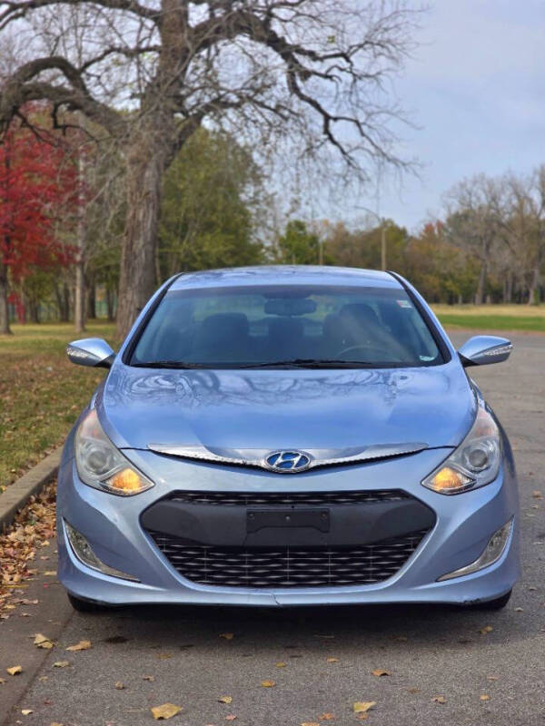 2012 Hyundai Sonata Hybrid Base photo 2