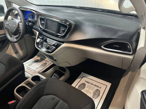 2022 Chrysler Voyager LX