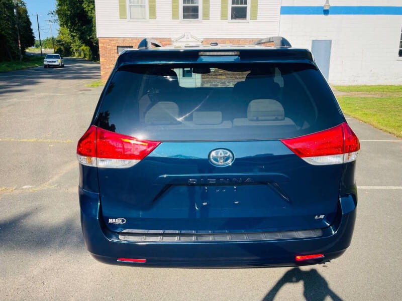 2011 Toyota Sienna LE 7-Passenger Auto Access Seat