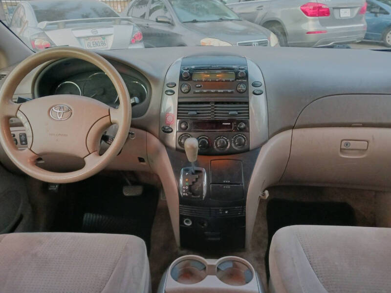 2008 Toyota Sienna LE photo 9