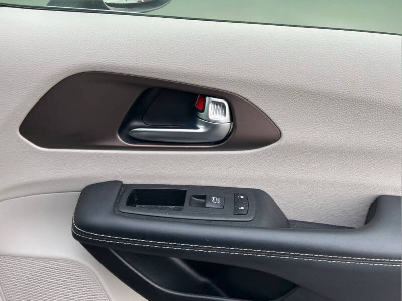 2023 Chrysler Voyager LX