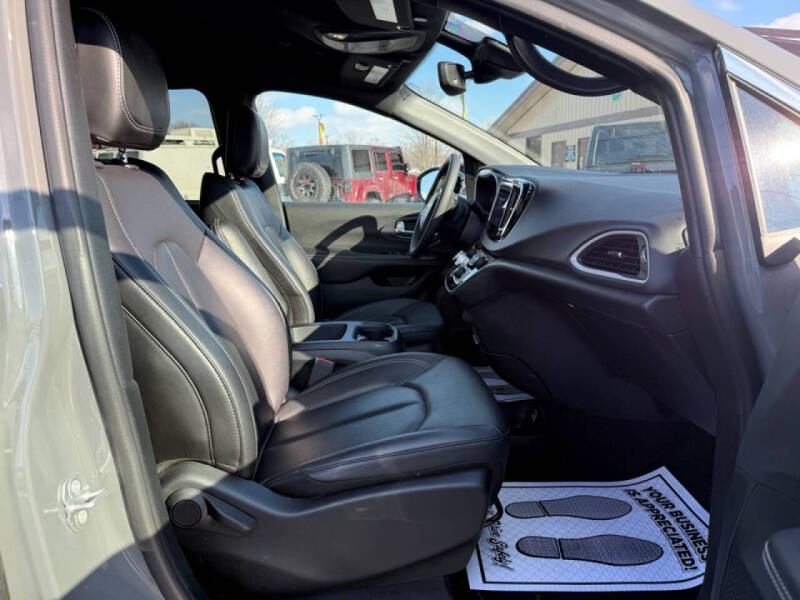 2025 Chrysler Pacifica Select
