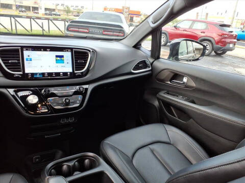 2025 Chrysler Pacifica Select