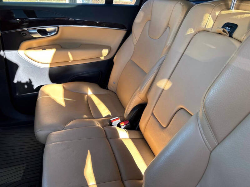 2017 Volvo XC90 T6 Momentum