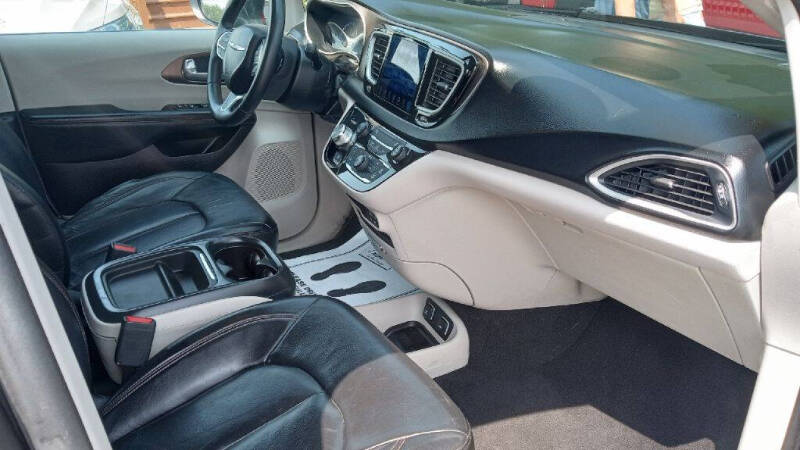 2017 Chrysler Pacifica Touring-L